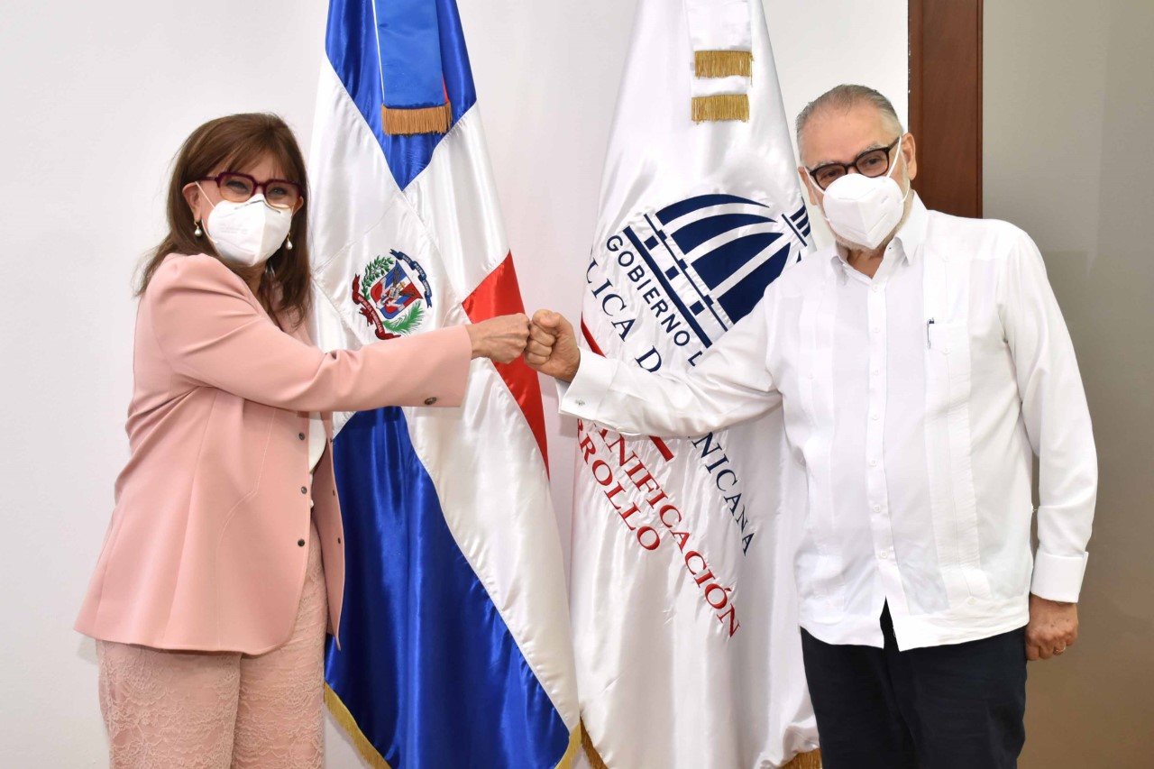 Miguel Ceara Hatton, ministro de Economía, Planificación y Desarrollo y Rebeca Grysnpan, Secretaria General Iberoamericana