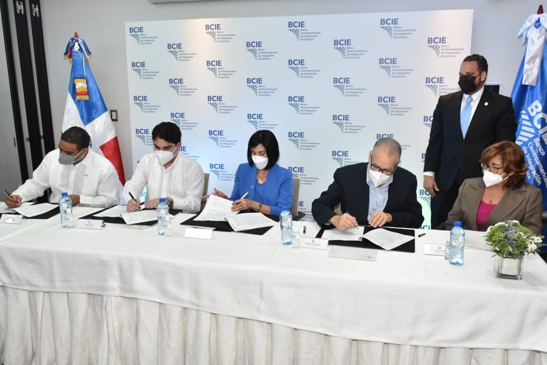 La mesa de honor encabezada por Raquel Arbaje, primera dama de la República y presidenta del Gabinete de la Niñez; Manuel Ogando, oficial jefe de país del BCIE; Hostos Rizik Lugo, director BCIE; Miguel Ceara Hatton, ministro de Economía, Planificación y Desarrollo, y Olaya Dotel, viceministra de cooperación internacional del @MinEconomaRD.