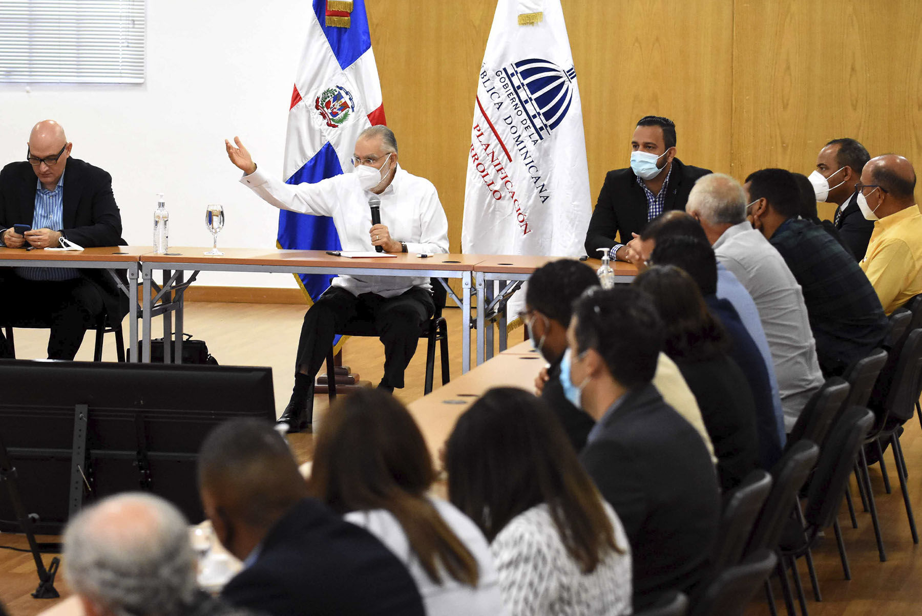 El ministro de Economía, Miguel Ceara Hatton, encabezó la reunión con los técnicos de las Coraas en el salón Carlos Ascuasiati de la institución.