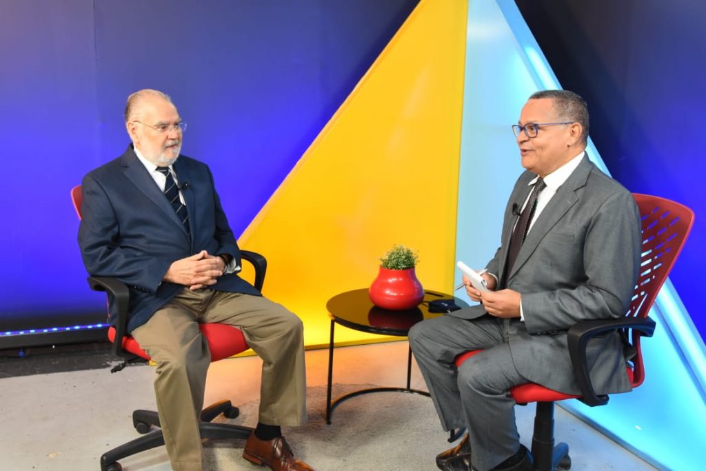 El periodista Fausto Rosario Adames entrevista al ministro de Economía, Planificación y Desarrollo, Miguel Ceara Hatton, pasando balance al primer año de gestión del presidente Luis Abinader.