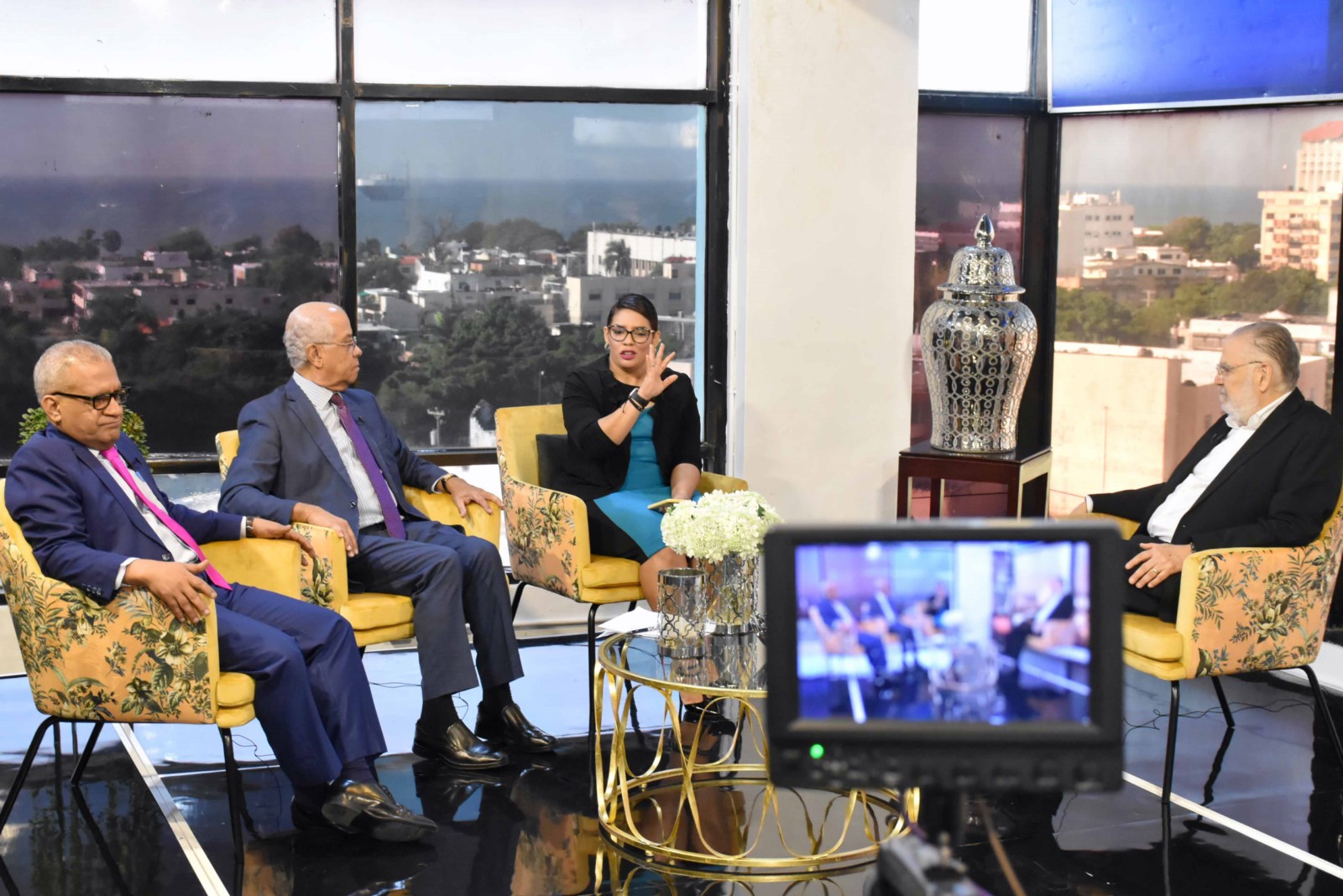 El ministro de Economía, Planificación y Desarrollo, Miguel Ceara Hatton, ofrece estas declaraciones durante su participación en el programa Revista 15, por Telemicro Canal 5 y Digital 15. La Revista 15 la conducen los periodistas Ana Mercy Otáñez, Geraldino González y Ramón Puello Báez. 