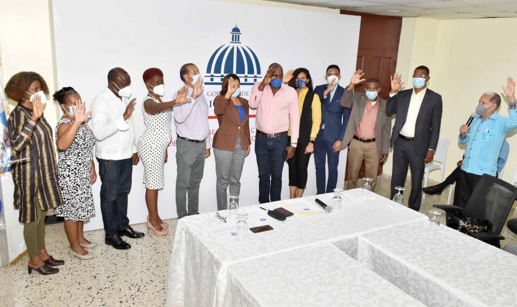 El viceministro de Ordenamiento Territorial y Desarrollo Regional, Domingo Matías, juramenta consejo provincial de Monte Plata.