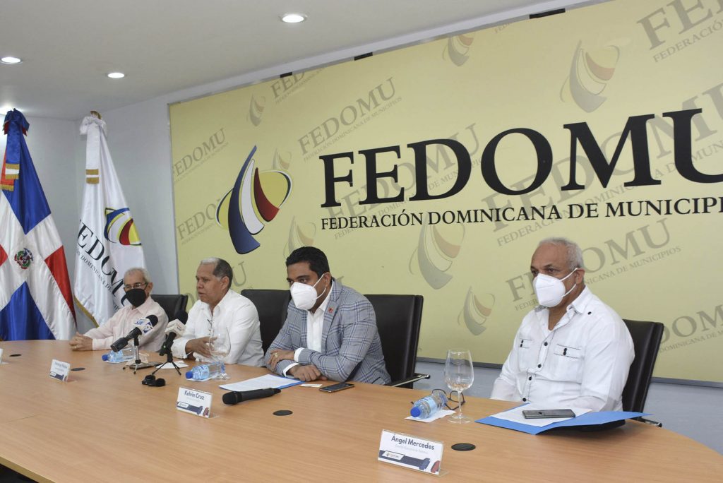 El viceministro de Ordenamiento Territorial y Desarrollo Regional de @MinEconomiaRD, Domingo Matías; el presidente de Fedomu, Kelvin Cruz; el director ejecutivo esta entidad, Ángel Valentín Mercedes, y Bolívar Troncoso, director del Instituto Geográfico Nacional, anuncian seminario.  