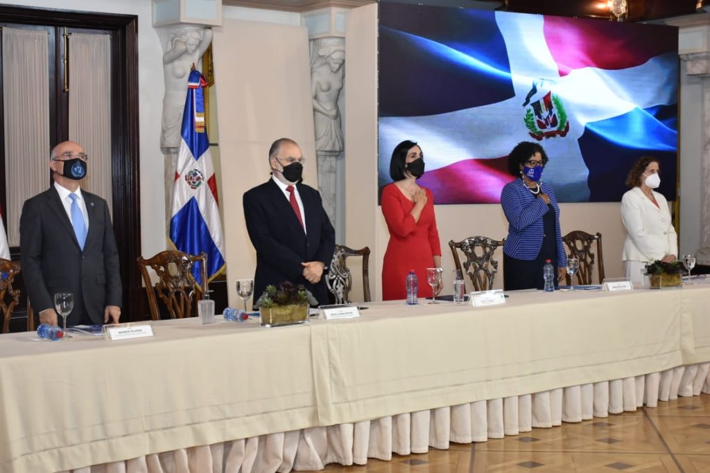La mesa de honor integrada por la Primera Dama de la República, Raquel Arbaje; el ministro de Economía, Planificación y Desarrollo, Miguel Ceara Hatton; la directora general de la ONE, Miosotis Rivas Peña y la representante residente de UNICEF en República Dominicana, doctora Rosa Elcarte López.