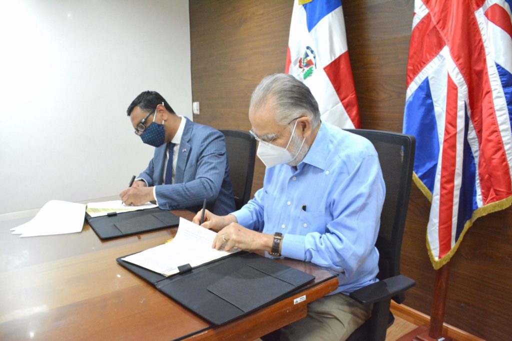 Miguel Ceara Hatton, ministro de Economía, Planificación y Desarrollo, y Mockbul Ali OBE, Embajador del Reino Unido de Gran Bretaña e Irlanda del Norte en República Dominicana, firman memorando de entendimiento básico de cooperación técnica y científica.