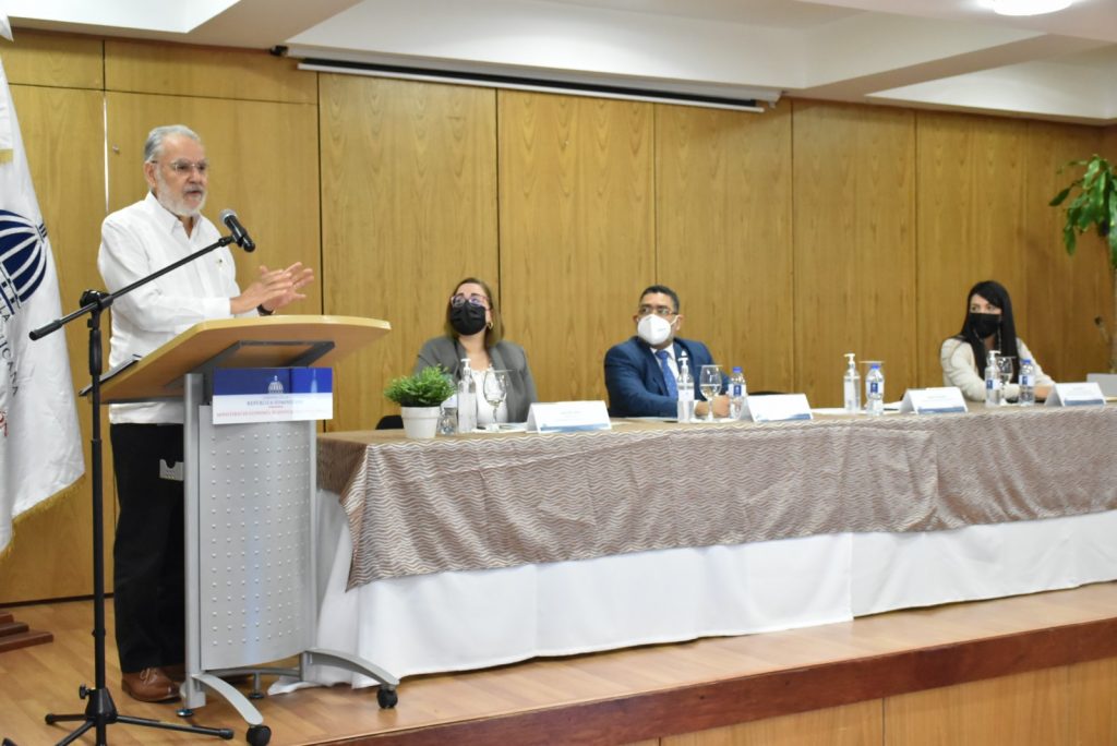 Desde la izquierda el ministro de Economía, Miguel Ceara Hatton, la directora técnica del Consejo Nacional de Competitividad, Laura del Castillo; el viceministro de Análisis Económico y Social, Alexis Cruz; y la directora de Análisis Económico Sectorial, Evalina Gómez.