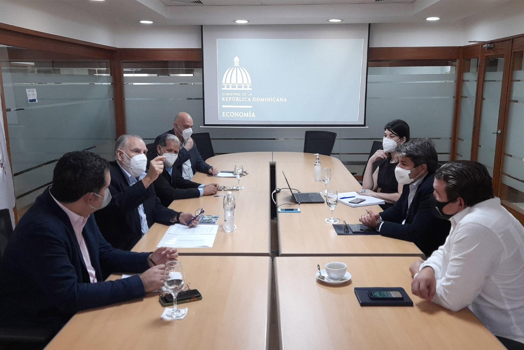 El ministro de Economía, Planificación y Desarrollo encabeza encuentro con la directiva de ASONAHORES.