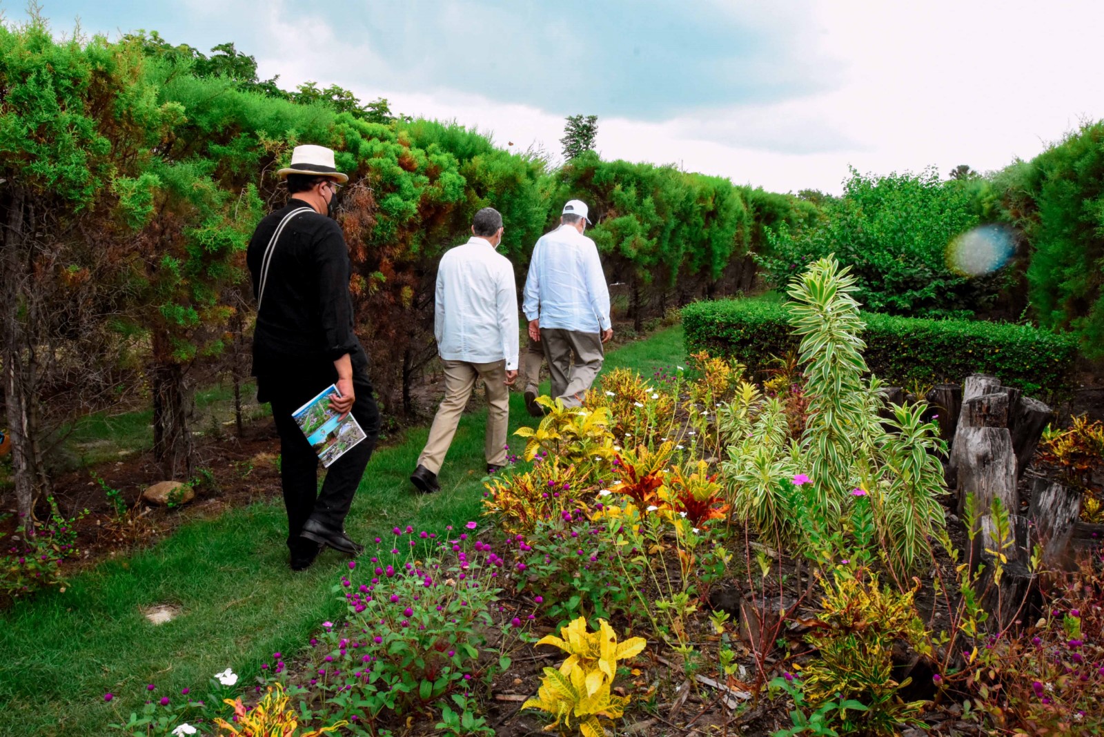 2. Este jardín botánico tiene el laberinto: ¡primero en el país! Está situado justo al centro de la vía central y precedido por el Rosedal y un largo túnel que poco a poco se va recubriendo de tumbergias, abarca un espacio de más de 3,600 metros cuadrados.