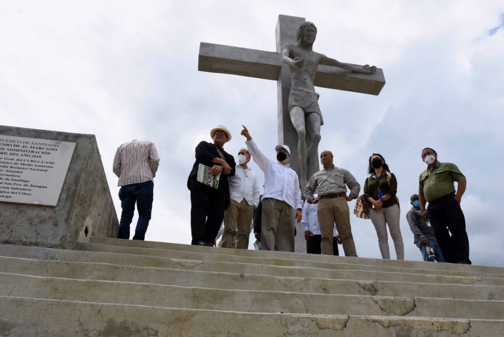 El Cristo de la Misericordia incluye una escultura de más de 15 metros de altura simbolizando al Cristo Vivo. 
