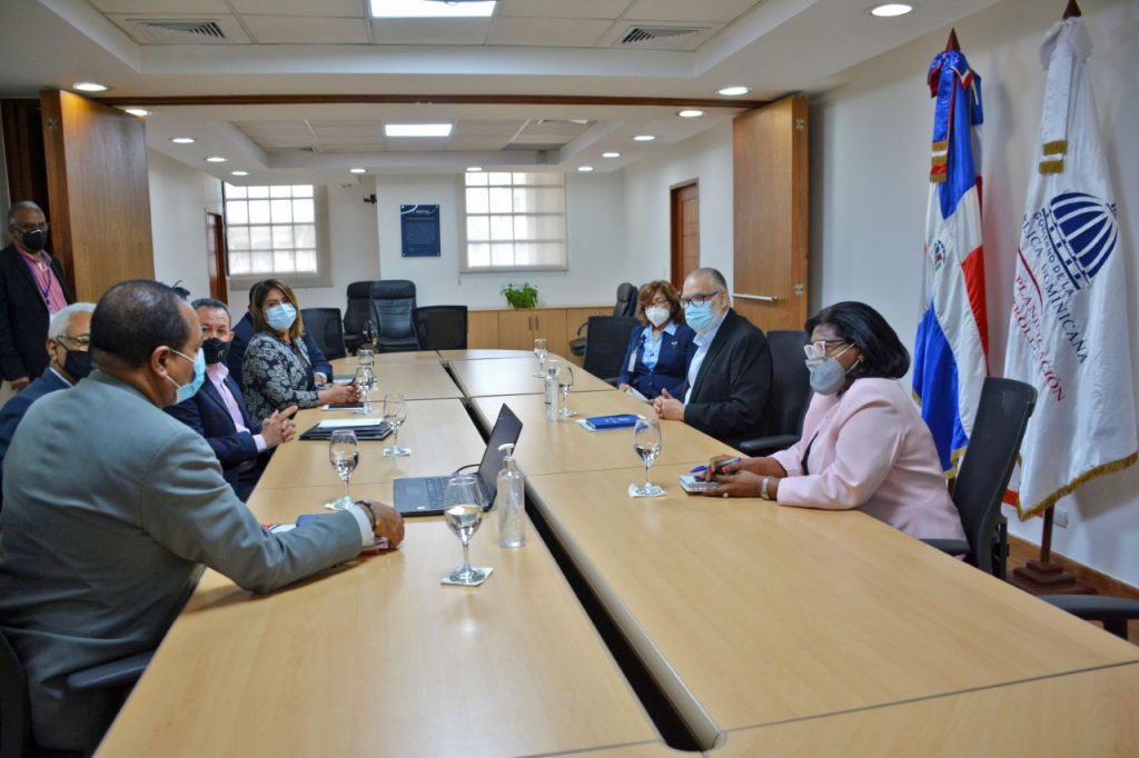 El encuentro entre el ministro Ceara Hatton y el presidente de PROMIPYME, Porfirio Peralta y sus acompañantes tuvo lugar en el salón Padre José Luís Alemán. 