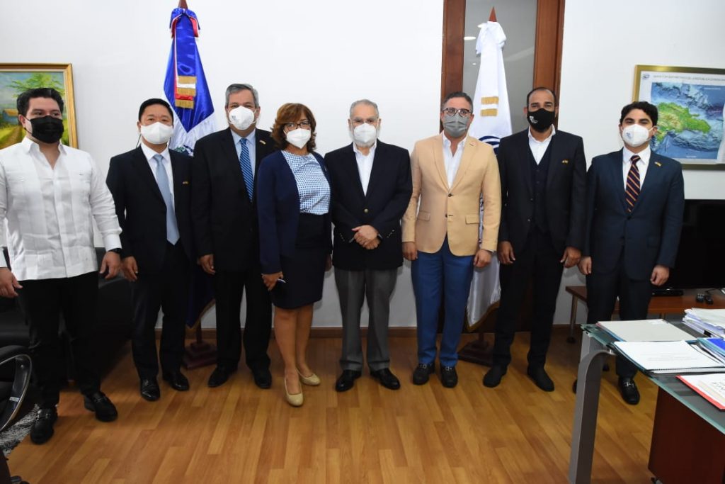 La firma del convenio fue suscrita por Miguel Ceara Hatton, ministro de Economía, Planificación y Desarrollo, y Dante Mossi, presidente ejecutivo del BCIE; en calidad de testigos de honor estuvieron Hostos Rizik, director por República Dominicana del Banco Centroamericano de Integración Económica, y Jean Luis Rodríguez, director ejecutivo de APORDOM. Participa, también, la viceministra de Cooperación Internacional y Ordenadora Nacional de los Fondos Europeos para el Desarrollo, Olaya Dotel.