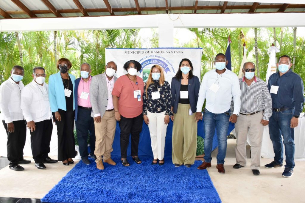 Al centro Lety Melgen, directora de Análisis y Coordinación de la Cooperación Internacional del Ministerio de Economía, Planificación y Desarrollo, junto a las autoridades de la provincia de San Pedro de Macorís, encabezada por la alcaldesa del municipio Ramón Santana, Santa Valdez. 