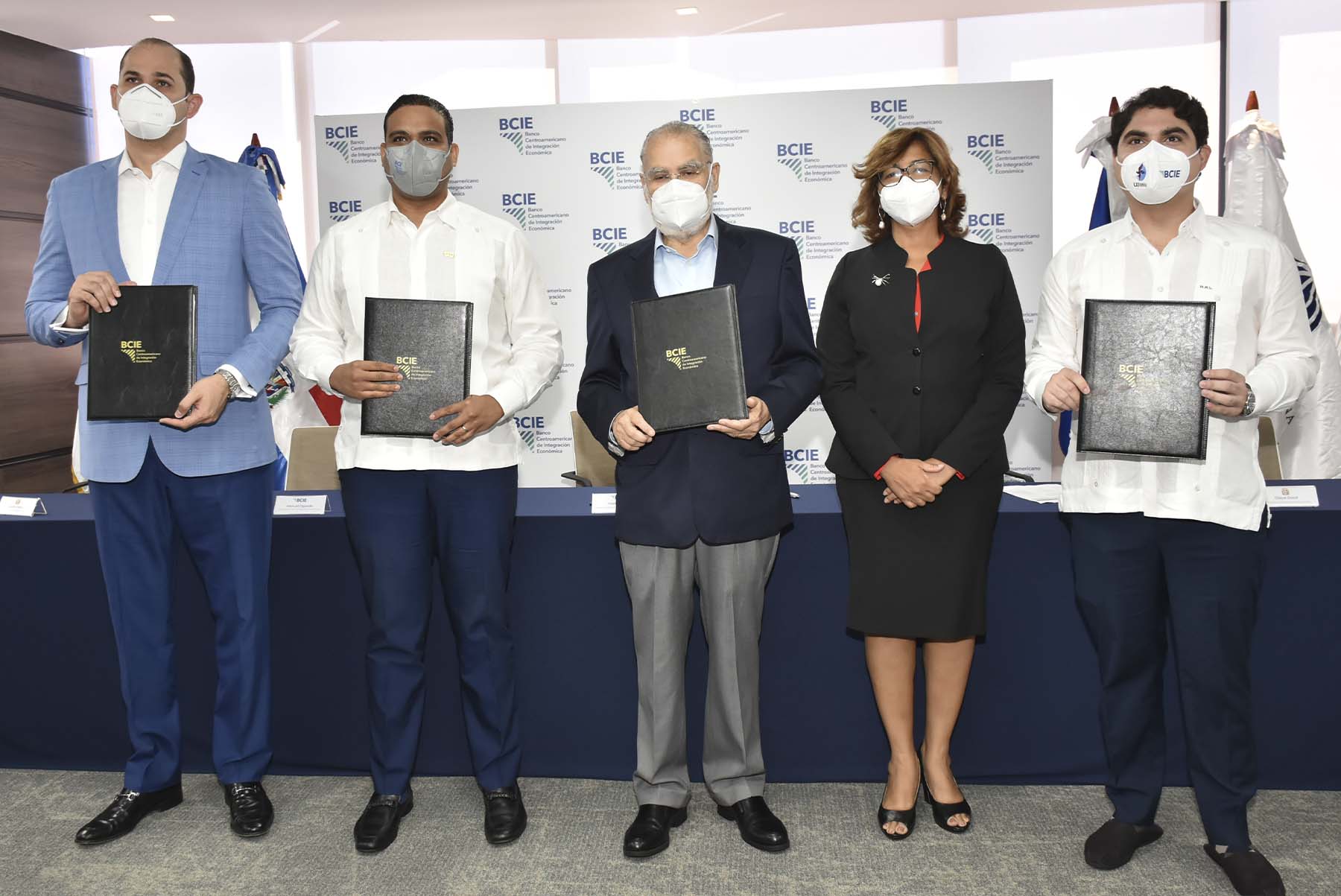 Firma del convenio donde participaron el Ministro de Economía, Planificación y Desarrollo, Miguel Ceara Hatton; el director del BCIE para la República Dominicana, Hostos Rizik; el director del BCIE por la República de Corea, Dongjoon Kim, y el director General de PROMESE CAL; Adolfo Pérez y la viceministra de Cooperación Internacional, Olaya Dotel.