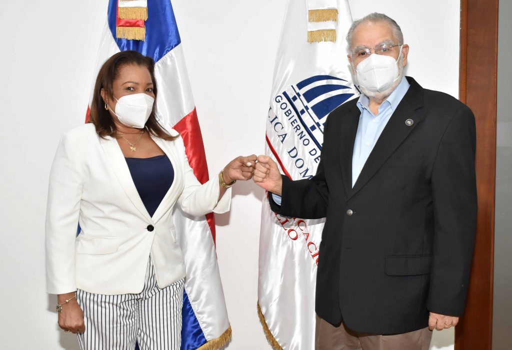 El ministro de Economía, Planificación y Desarrollo, Miguel Ceara Hatton, y la gobernadora de la provincia Santo Domingo, Altagracia Julia Drullard.