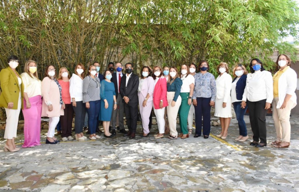 Foto de familia de la viceministra de Cooperación Internacional, Olaya Dotel, el director de la Defensa Civil, Juan Salas, y las gobernadoras participantes en el Taller. 