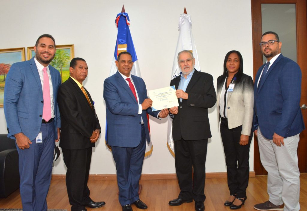 El ministro de Economía, Planificación y Desarrollo, Miguel Ceara Hatton, recibe del viceministro Administrativo y Financiero, Yamel Valera, el reconocimiento otorgado por la Dirección General de Contabilidad Gubernamental. Les acompañan: Rafael Ventura, encargado de Presupuesto; Semarys Santana, director Financiero; Evelyn Valenzuela, encargada del Departamento de Contabilidad; Freddy Frerreira, encargado de Tesorería. 