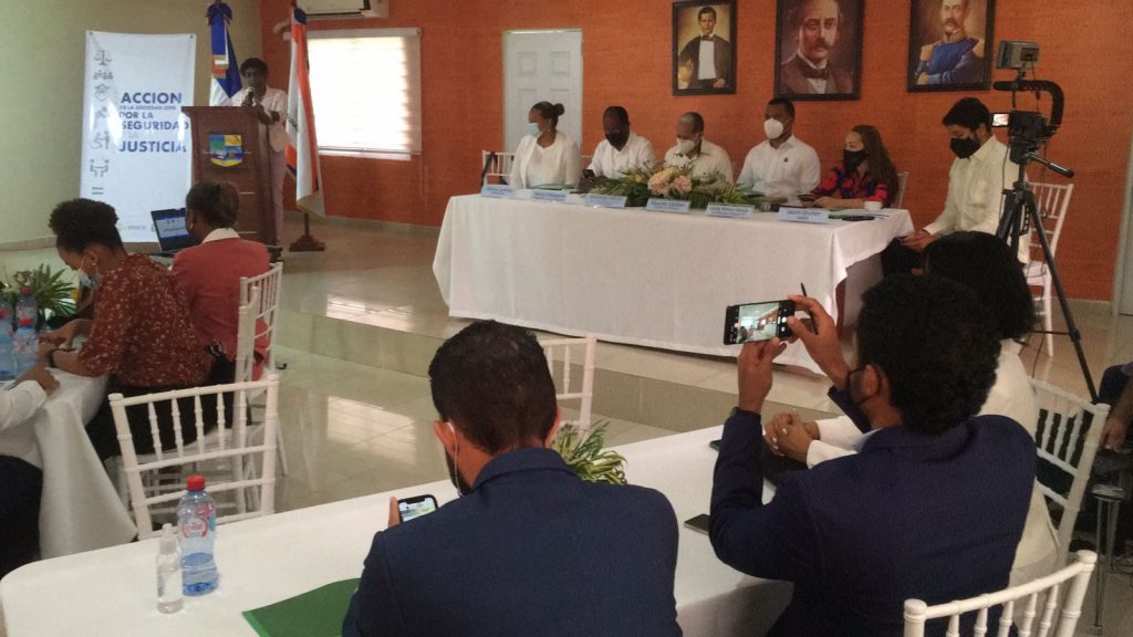 En la mesa de diálogo “Ordenamiento Territorial de Las Terrenas, proceso clave para el desarrollo del municipio”, participaron autoridades locales y representantes de la sociedad civil. 