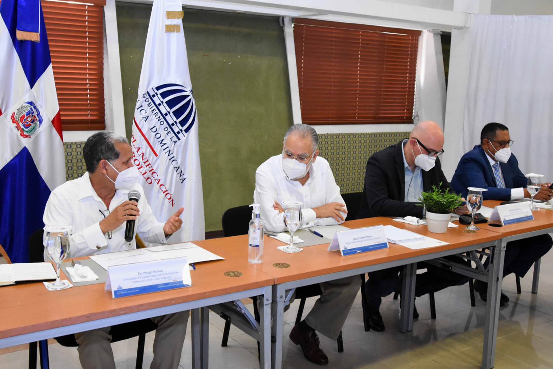 El ministro de Economía, Planificación y Desarrollo, Miguel Ceara Hatton, viceministros y viceministra y directores generales discutieron sobre los avances del viceministerio de Ordenamiento Territorial y Desarrollo Regional.