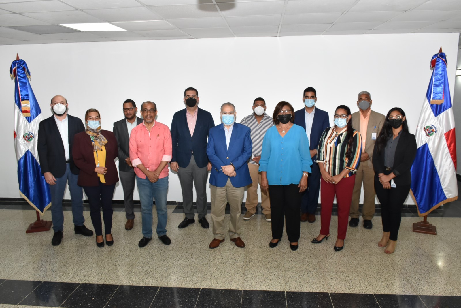 El ministro de Economía, Planificación y Desarrollo, Miguel Ceara Hatton, y Erick Dorrejo, director de Políticas de Desarrollo de la Zona Fronteriza conversan con Altagracia Brea, gobernadora de Pedernales.