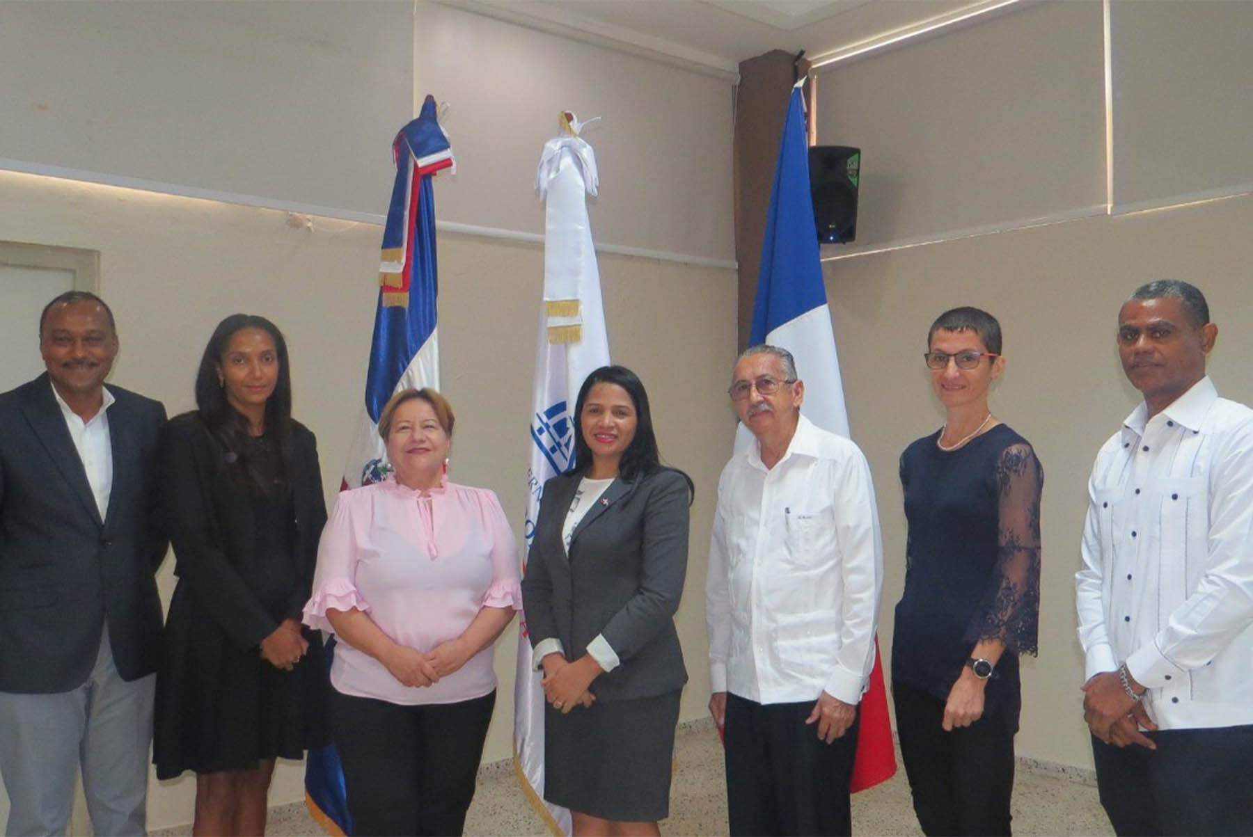 Foto de familia de los representantes de los ministerios de Economía, Medio Ambiente, Agencia Francesa para el Desarrollo y del Consejo Nacional para el Cambio Climático y el Mecanismo de Desarrollo Limpio (CNCCMDL).