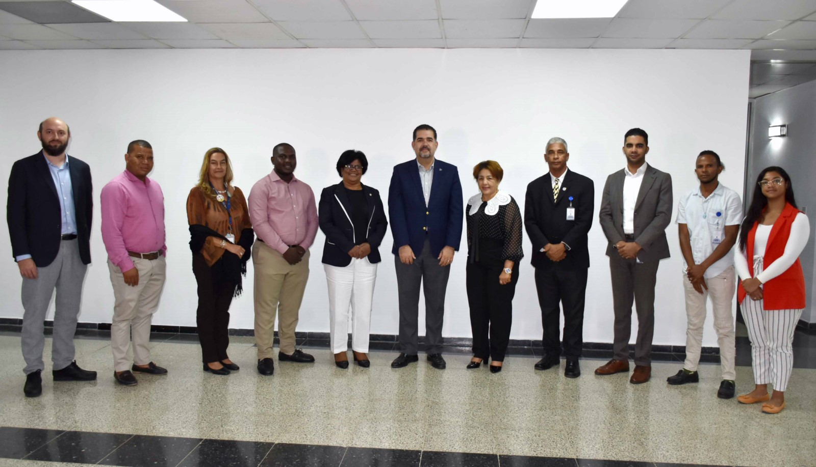 Erick Dorrejo, director de Políticas de Desarrollo de la Zona Fronteriza; la gobernadora de Baoruco, Juana Cristina Mateo; la senadora Melania Salvador y miembros de una comisión de la provincia, quienes participaron en el diálogo.