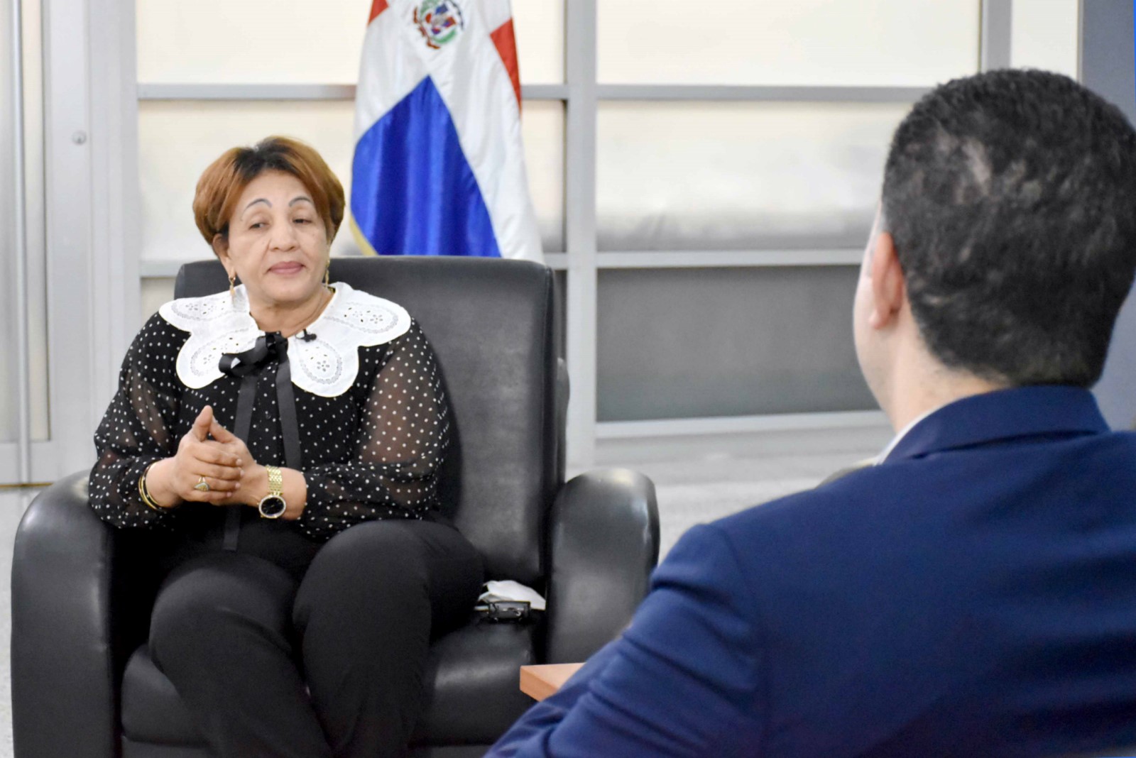 Erick Dorrejo, director de Políticas de Desarrollo de la Zona Fronteriza y la gobernadora de Baoruco, Juana Cristina Mateo; participan en diálogo.