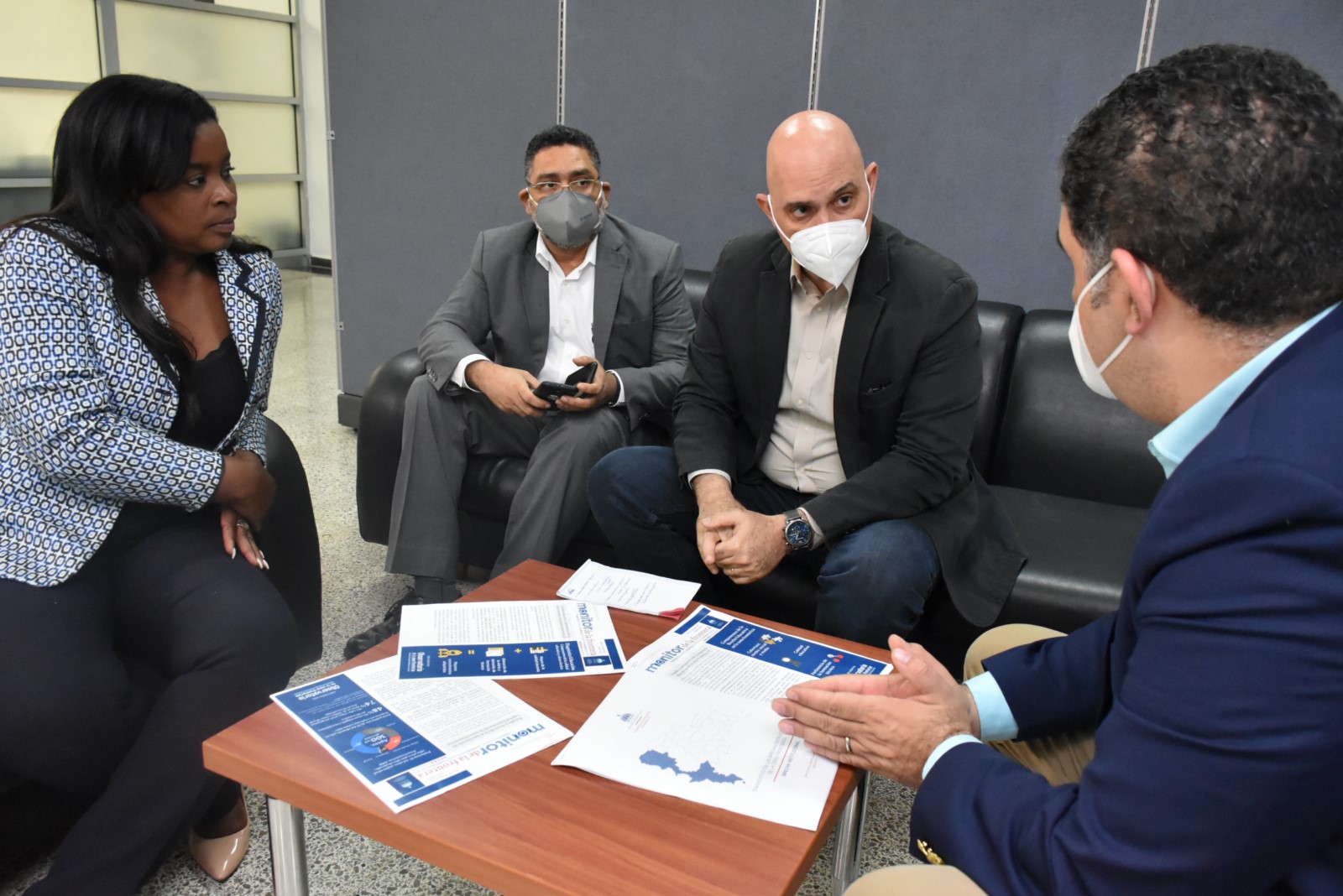 La gobernadora de Elías Piña, Milly Martínez conversa con los viceministros de Planificación e Inversión Pública, Pavel Isa Contrera, y de Análisis Económico y Social, Alexis Cruz; así como Erick Dorrejo, director de Políticas de Desarrollo de la Zona Fronteriza.