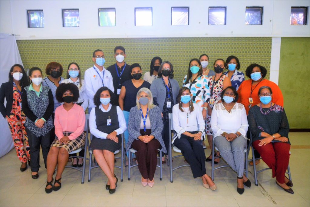 Foto de familia de los representantes de las sectoriales, funcionarios de la AECID y del viceministerio de Cooperación Internacional.