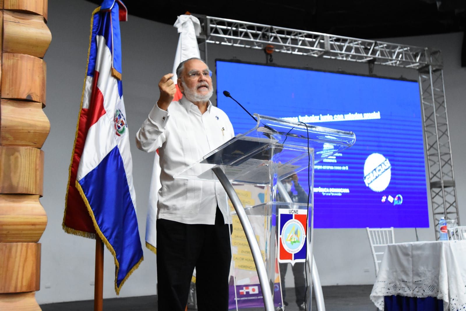 El ministro Ceara Hatton pronunció las palabras de cierre del acto de presentación del Ministerio de Economía, Planificación y Desarrollo y la Agencia de Cooperación Internacional del Japón (JICA) de los resultados del Proyecto de Desarrollo de Capacidades para la Eficiente Planificación y Gestión del Desarrollo Territorial de la Región Cibao Norte (PRODECARE).