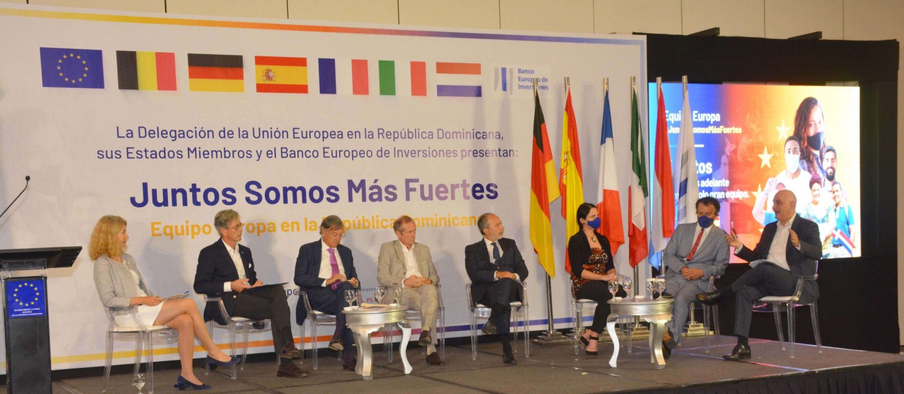 A la derecha, Pavel Isa Contreras, viceministro de Planificación e Inversión Pública del ministerio de Economía, Planificación y Desarrollo junto a los integrantes del Equipo Europa en la República Dominicana.