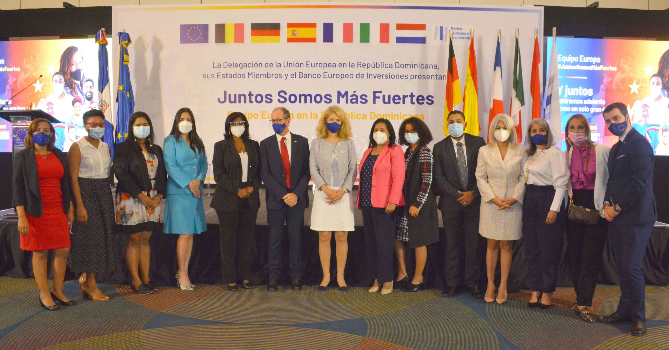 Al centro Katja Afheldt, jefa de la delegación de la Unión Europea en la República Dominicana, le acompaña el equipo de trabajo del viceministerio de Cooperación Internacional del ministerio de Economía, Planificación y Desarrollo. 