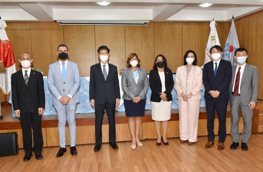 Al centro Olaya Dotel, viceministra de Cooperación Internacional del Ministerio de Economía, Planificación y Desarrollo y Ordenadora Nacional de los Fondos Europeos para el Desarrollo, le acompañan José Luis Morrillo, director de Cooperación del Viceministerio para Asuntos Económicos y Cooperación Internacional del MIREX; Lucía Vásquez Espinola, directora general de Educación Especial del Ministerio de Educación; Takagi Masahiro, embajador del Japón en el país; Sasaki Kenta, representante residente adjunto de la JICA y voluntarios Hashimoto Masato, especialista en asistencia y educación especial para discapacitados y Sasaki Shunsuke, en acupuntura.