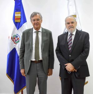 Desde la izquierda, el nuevo embajador de España en la República Dominicana, Antonio Pérez Hernández, y el ministro de Economía, Planificación y Desarrollo, Miguel Ceara Hatton.