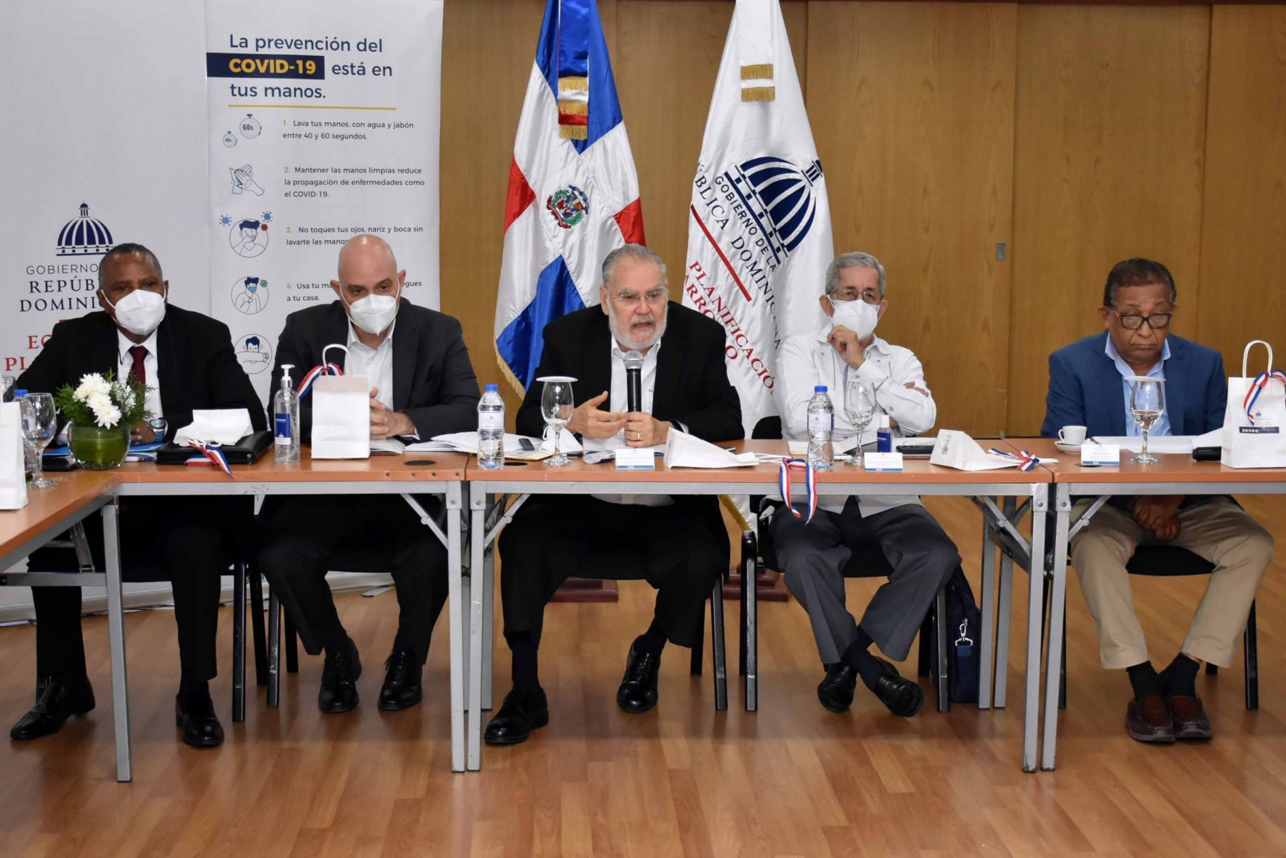 El ministro de Economía, Miguel Ceara Hatton encabezó, junto al presidente del Consejo Económico y Social, Rafael Toribio, la primera reunión de la Mesa Temática del Agua.