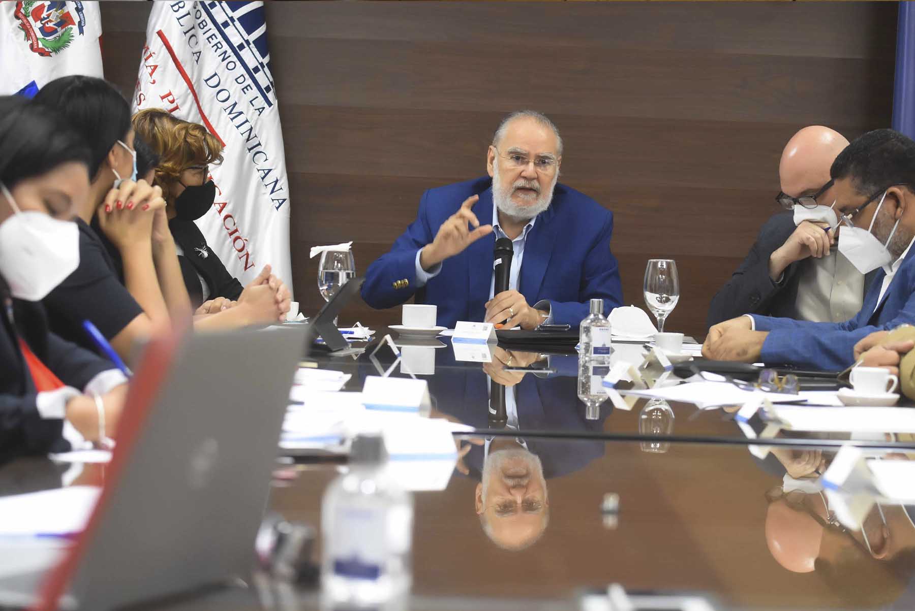 Miguel Ceara-Hatton, ministro de Economía, Planificación y Desarrollo, encabeza junto Olaya Dotel, viceministra de Cooperación Internacional y Ordenadora Nacional de los Fondos Europeos para el Desarrollo, y María José Martínez, viceministra de Crédito Público del ministerio de Hacienda.