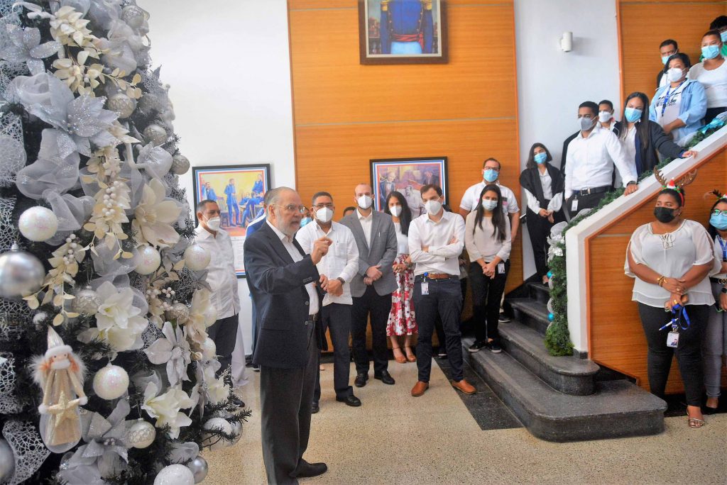 El ministro de Economía, Miguel Ceara Hatton, en el acto del encendido del árbol de la Navidad de la institución. 