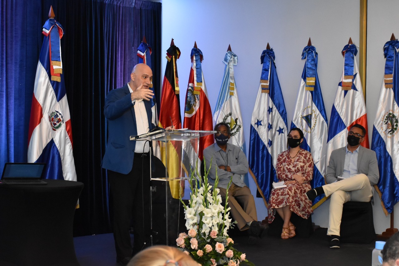 El viceministro de Planificación e Inversión Pública del Ministerio de Economía, Planificación y Desarrollo, Pavel Isa Contreras durante su participación en el panel con autoridades de Guatemala y El Salvador.