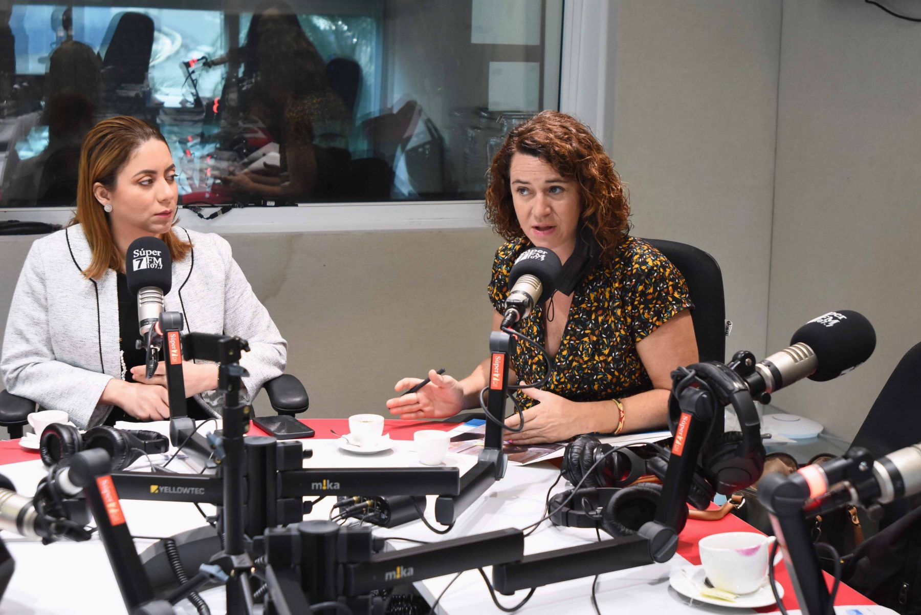 La directora de Análisis de Pobreza, Desigualdad y Cultura Democrática del Ministerio de Economía, Planificación y Desarrollo, Rosa Cañete Alonso, y la directora general de Supérate, Gloria Reyes, entrevistadas en el programa “La Súper 7 en la Mañana”, por la emisora 107.7 F.M.