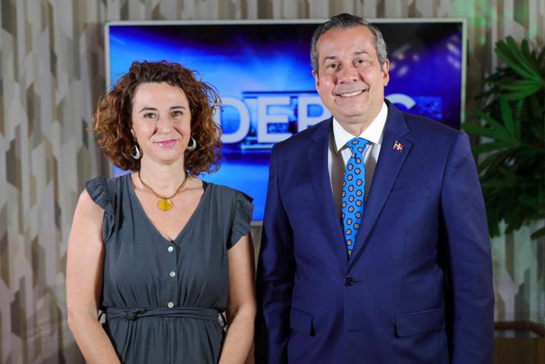 La directora de Pobreza, Desigualdad y Cultura Democrática, Rosa Cañete, participó en el programa Líderes que conduce el abogado y ministro de Medio Ambiente, Orlando Jorge Mera, por Color Visión Canal 9.