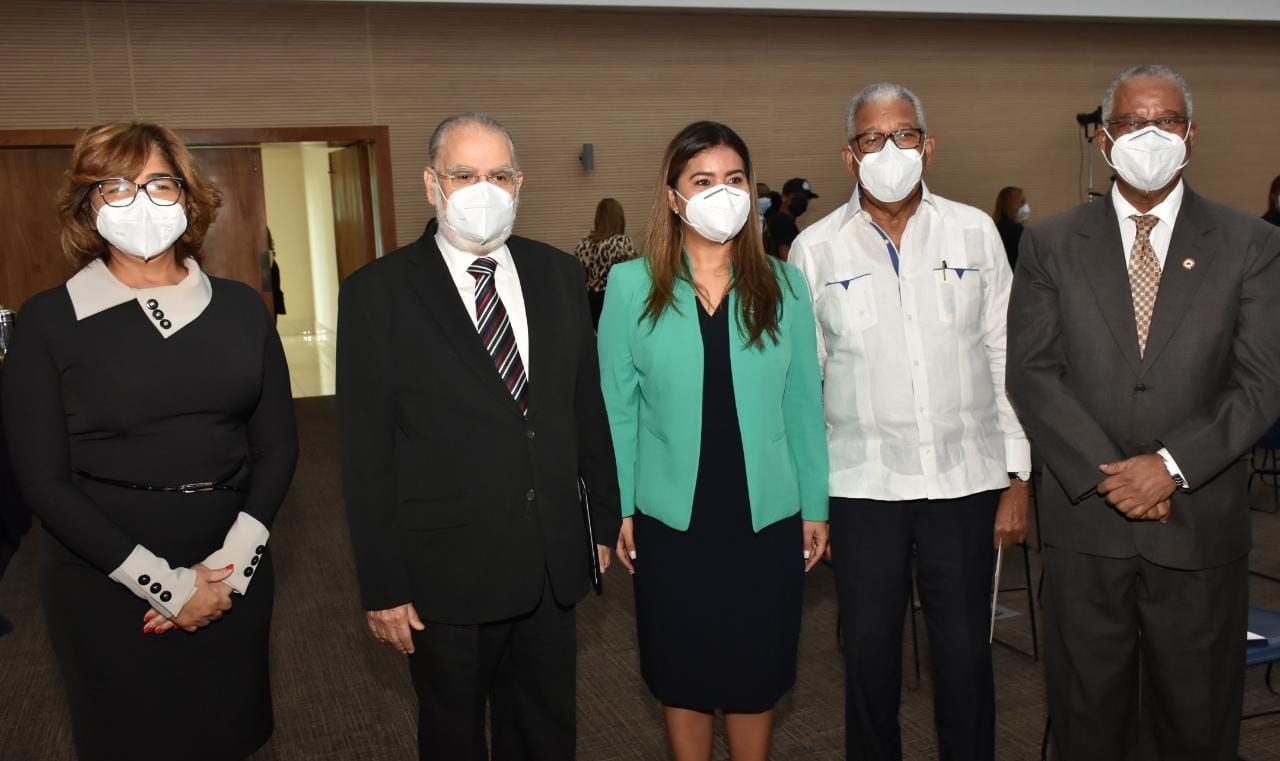 La viceministra de Cooperación Internacional, Olaya Dote; el ministro de Economía, Planificación y Desarrollo, Miguel Ceara Hatton; la embajadora de Nicaragua, Iris Acuña; el viceminsitro José Silié, del Mirex y el viceministro José Rafael Paulino, de Agricultura.