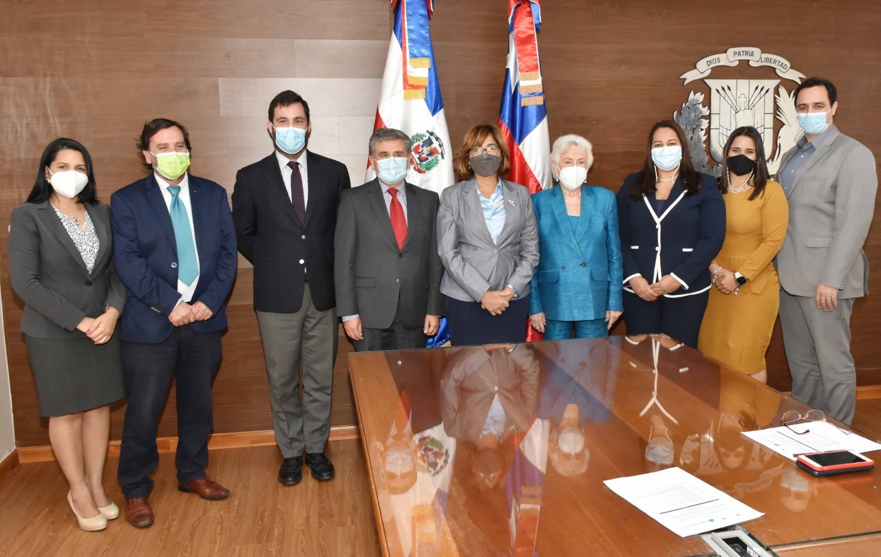 La delegación chilena, la exvicepresidenta, Milagros Ortiz Bosch, quien ahora es directora de Ética Integridad Gubernamental, junto a la viceministra Olaya Dotel, y su equipo de trabajo.