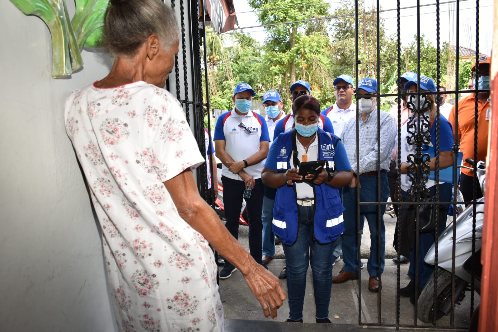 La munícipe Felipa Gómez, de la casa 21 en la calle Arzobispo Nouel, en Maimón es censada por la empadronadora Zunilda Mosquea, de la ONE. Testifican esta prueba el ministro de Economía, Miguel Ceara Hatton, junto a la gobernadora de la provincia Monseñor Nouel, Raquel Jiménez, y el alcalde de Maimón, Alberto Cabral.