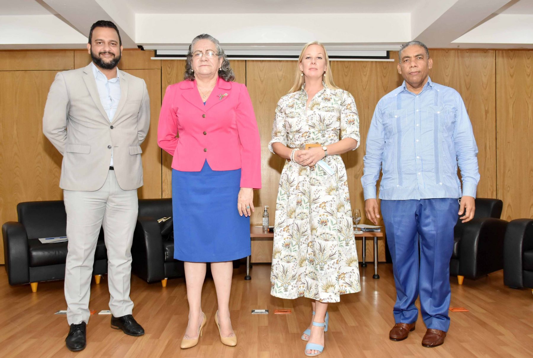 Luis Madera, director general de Desarrollo Económico y Social del Ministerio de Economía, Planificación y Desarrollo; Miriam Guzmán, viceministra de Desarrollo Rural del Ministerio de Agricultura; Maija Peltola, directora país del FIDA, y Manuel Sena, director de PRORURAL