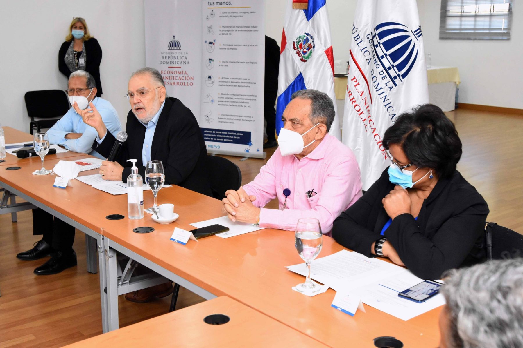 El ministro de Economía, Planificación y Desarrollo, Miguel Ceara Hatton, junto al viceministro de Ordenamiento Territorial y Desarrollo Regional, Domingo Matías; el director de Gabinete, Ranulfo Rodríguez, y la directora de Gestión del Riesgo de Desastre y Cambio Climático, Mercedes Feliciano.