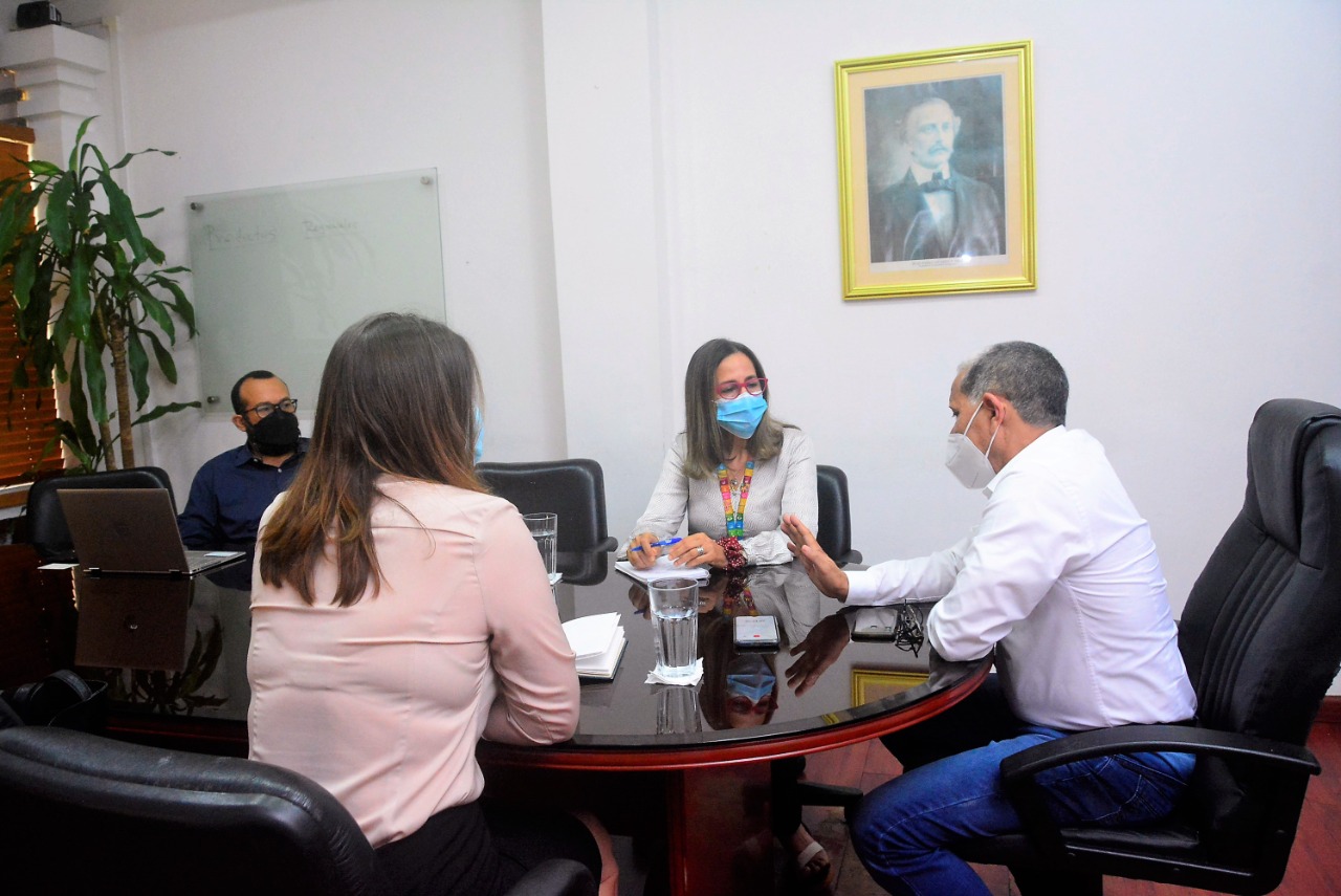 El viceministro Matías sostiene una reunión en su despacho con miembros del Programa de las Naciones Unidas para el Desarrollo (PNUD) en el país, encabezados por la directora de Proyectos, Evaydee Penei Serraf. 
