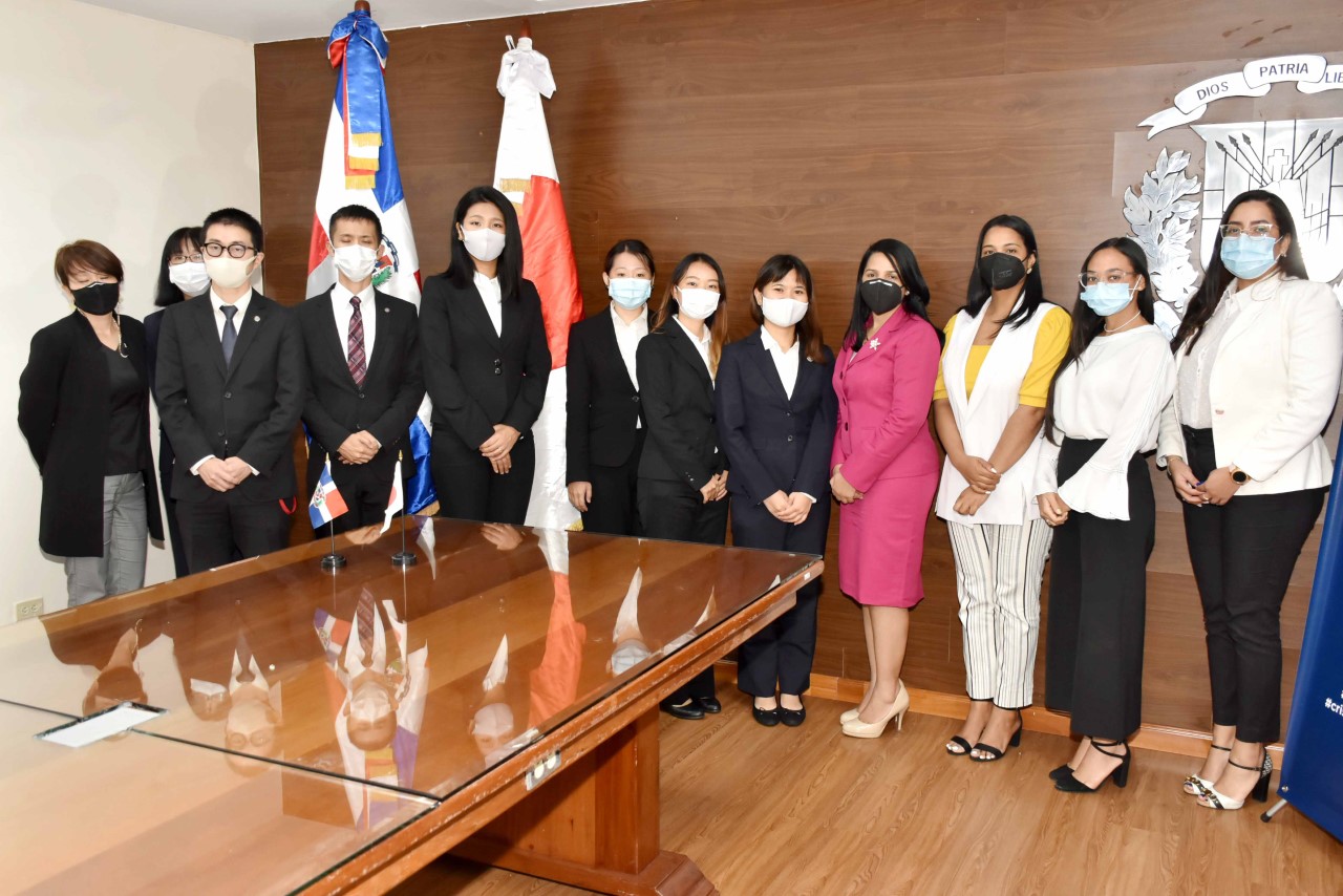 Voluntarios y voluntarias de la Agencia de Cooperación Internacional del Japón (JICA) y la directora general de Cooperación Bilateral y su equipo de trabajo.