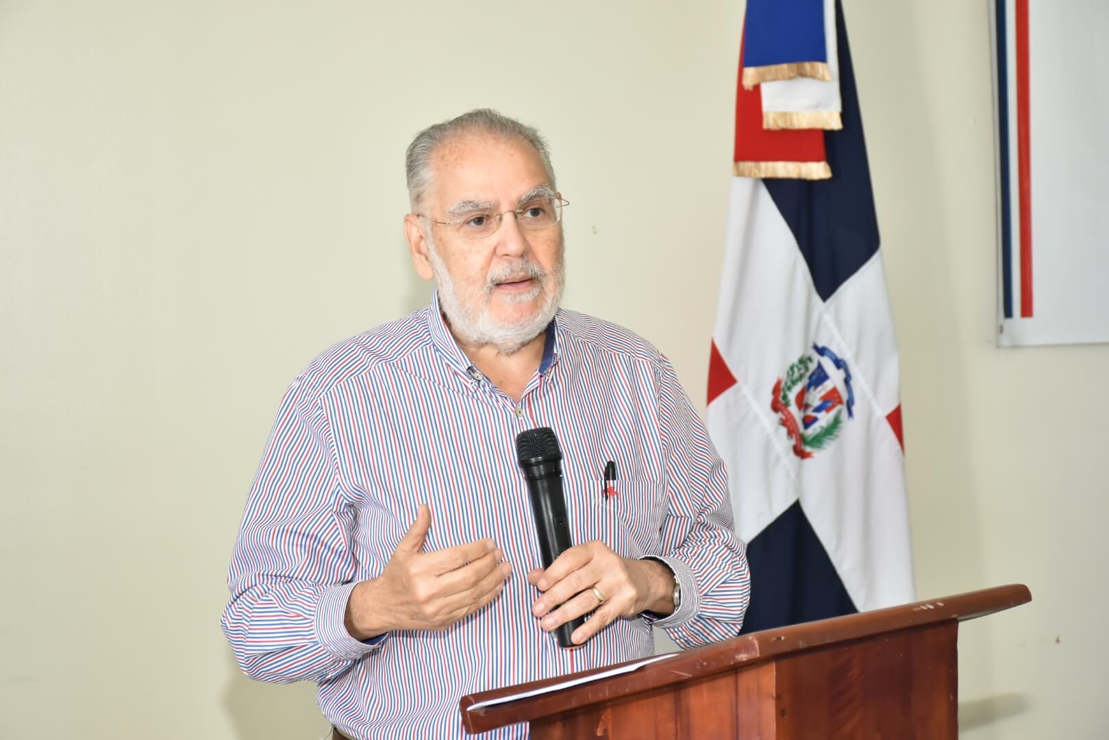 El ministro de Economía, Planificación y Desarrollo, Miguel Ceara Hatton, pronuncia las palabras de introducción de la consulta en la Gobernación provincial de María Trinidad Sánchez, ubicada en Nagua.