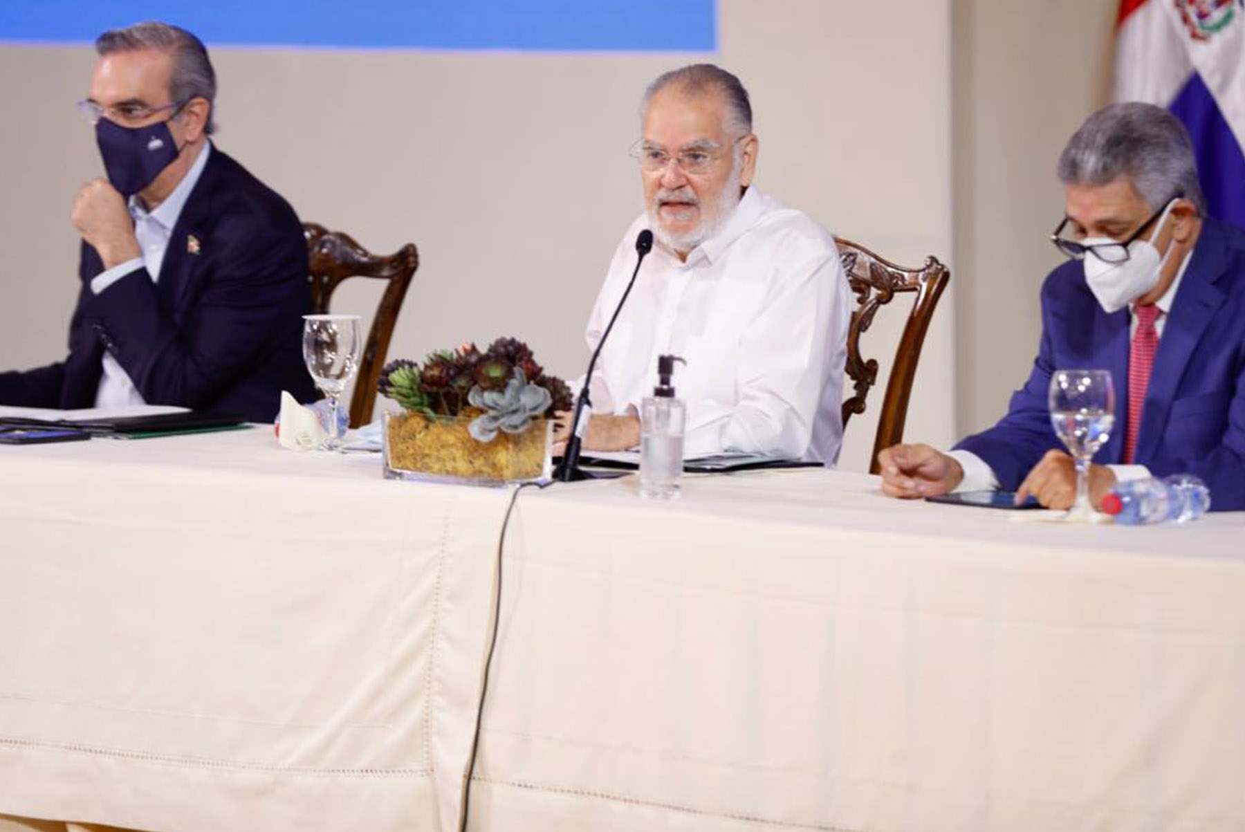 La rueda de prensa encabezada por el presidente Luis Abinader, y en la cual participan el Ministro de Economía, Planificación y Desarrollo, Miguel Ceara Hatton, de la Presidencia, Lisandro Macarrulla; de Trabajo, Luis Miguel De Camps, y el director de Presupuesto, José Rijo Presbot.