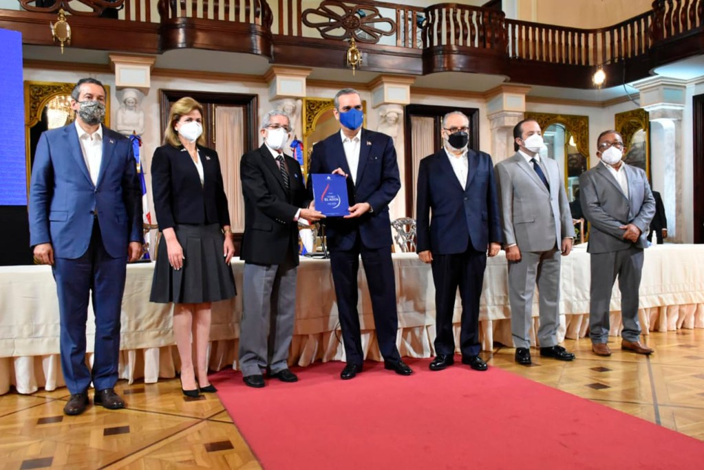 El presidente Luis Abinader entrega el documento con la Propuesta Compromiso Nacional para un Pacto por el Agua 2021-2036 al presidente del Consejo Económico y Social (CES), Rafael Toribio.