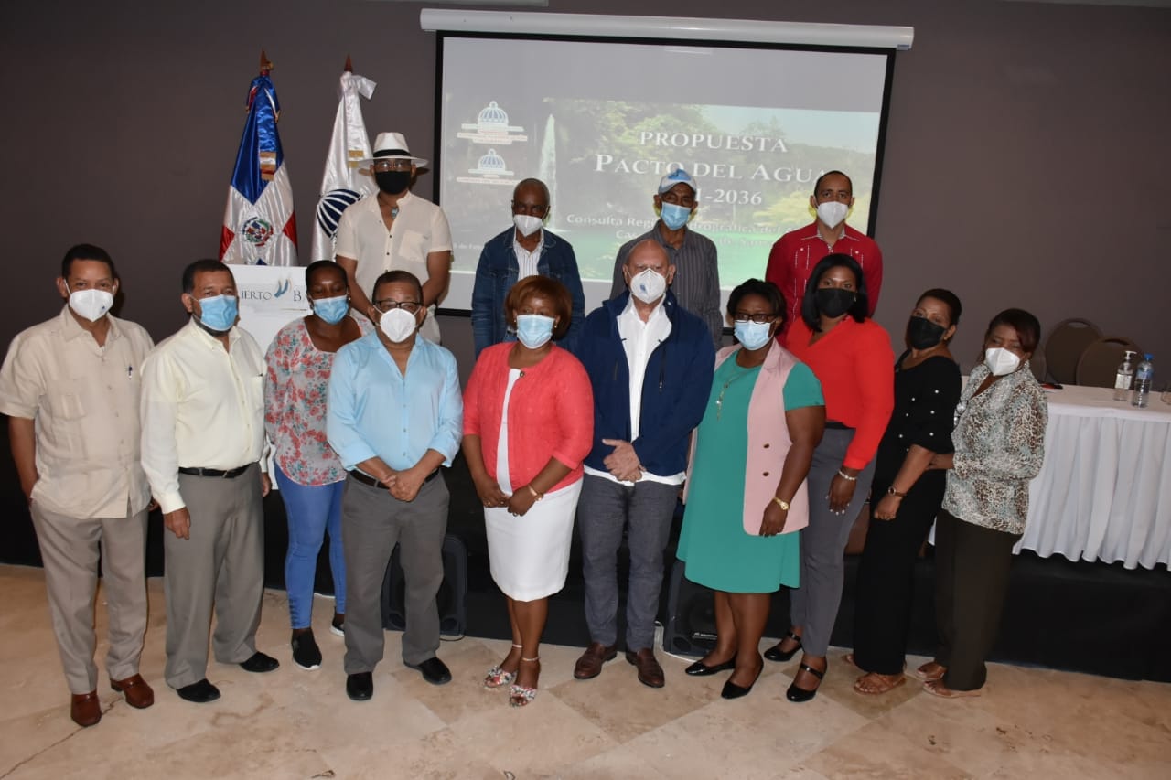 Personas que asistieron a consulta sobre el pacto nacional por el agua en la provincia de Samaná.